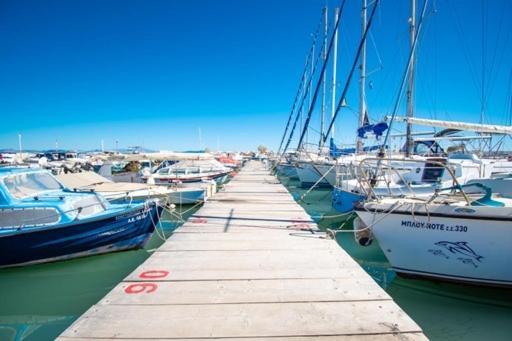 Lavish & Spacious Apt With Stunning Seaview, 10 Min Ath Airport Loútsa Exterior foto