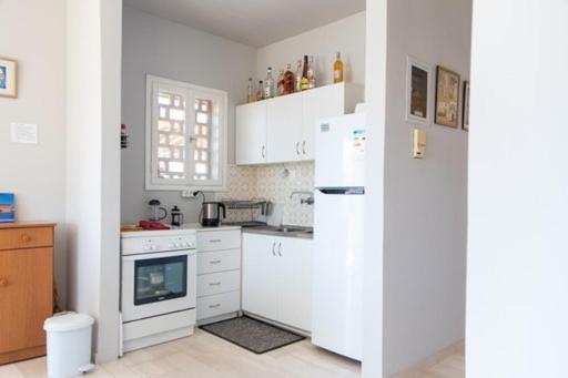 Lavish & Spacious Apt With Stunning Seaview, 10 Min Ath Airport Loútsa Exterior foto
