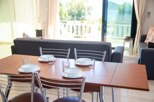 Lavish & Spacious Apt With Stunning Seaview, 10 Min Ath Airport Loútsa Exterior foto