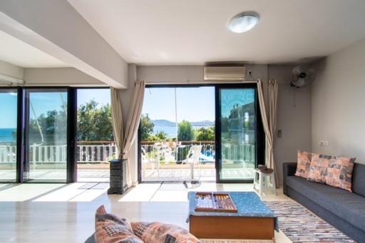 Lavish & Spacious Apt With Stunning Seaview, 10 Min Ath Airport Loútsa Exterior foto
