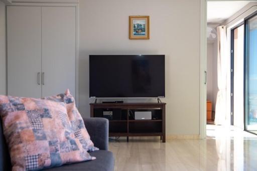 Lavish & Spacious Apt With Stunning Seaview, 10 Min Ath Airport Loútsa Exterior foto