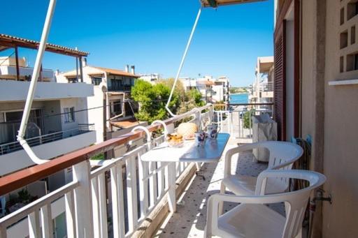 Lavish & Spacious Apt With Stunning Seaview, 10 Min Ath Airport Loútsa Exterior foto