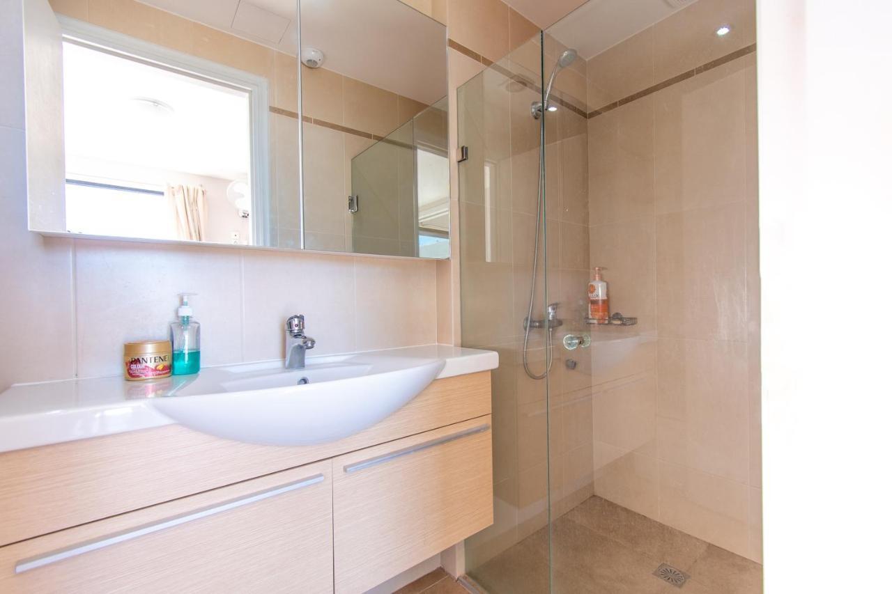 Lavish & Spacious Apt With Stunning Seaview, 10 Min Ath Airport Loútsa Exterior foto
