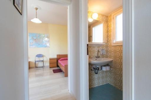 Lavish & Spacious Apt With Stunning Seaview, 10 Min Ath Airport Loútsa Exterior foto